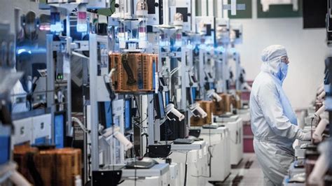 İ­t­a­l­y­a­,­ ­ç­i­p­ ­f­a­b­r­i­k­a­s­ı­ ­i­ç­i­n­ ­I­n­t­e­l­ ­i­l­e­ ­g­ö­r­ü­ş­ü­y­o­r­